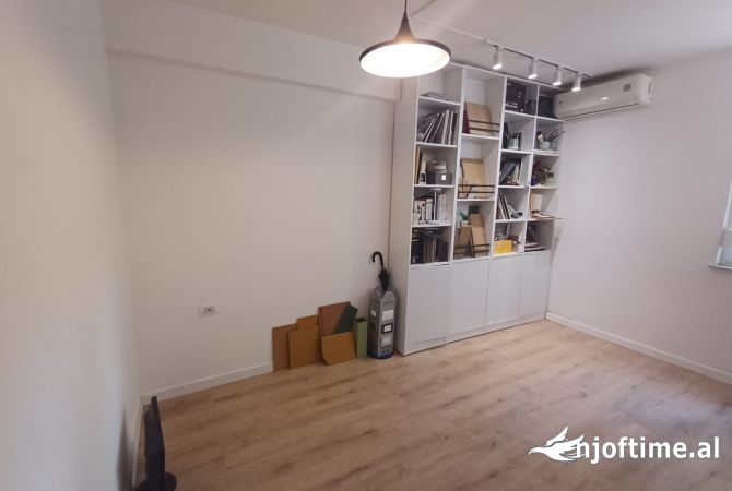 Ambiente Commerciale in Affitto 3+1 a Tirana - 320 Euro