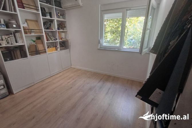 Ambiente Commerciale in Affitto 3+1 a Tirana - 320 Euro
