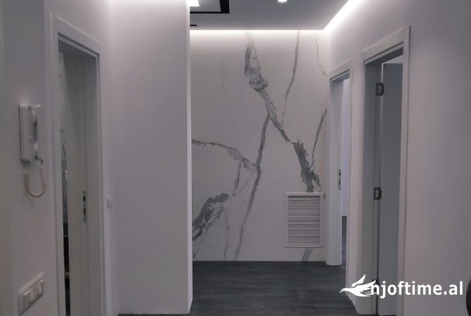 Zyre me qira Komuna e Parisit 1500 euro