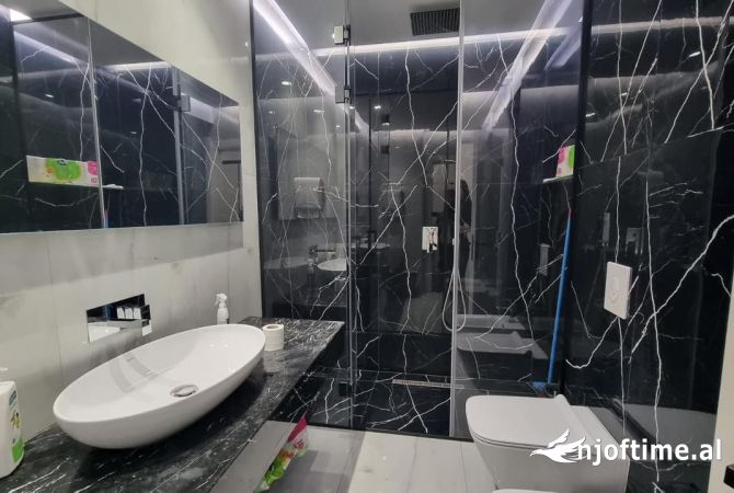 Zyre me qira Komuna e Parisit 1500 euro