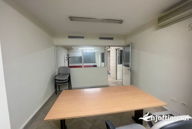 Ambiente Commerciale in Affitto 3+1 a Tirana - 650 Euro
