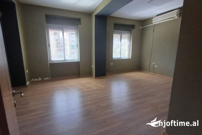 Ambiente Commerciale in Affitto 3+1 a Tirana - 800 Euro