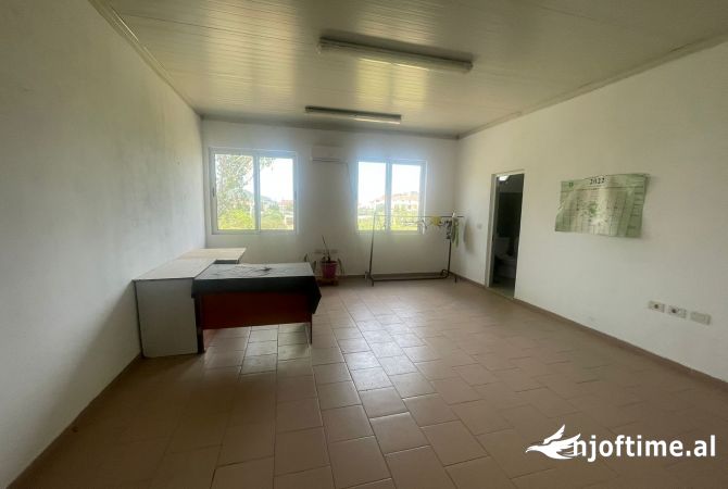 Ambiente Commerciale in Affitto 4+1 a Tirana - 1,200 Euro