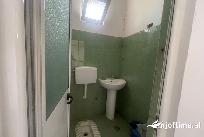 Magazine me qira ne Vaqarr 680 m2