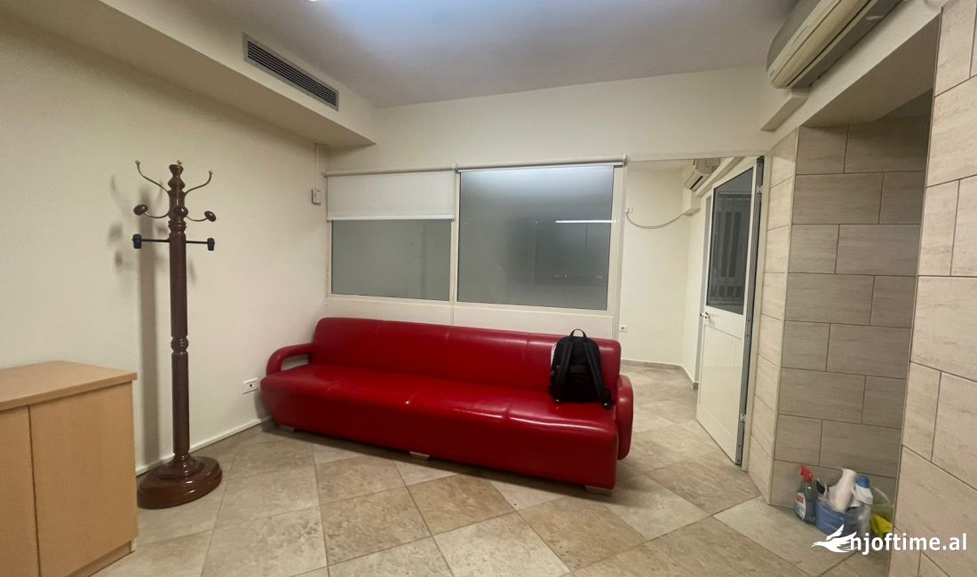 Ambient per zyra te Gjyakata e Rrethit Tirane 650 euro