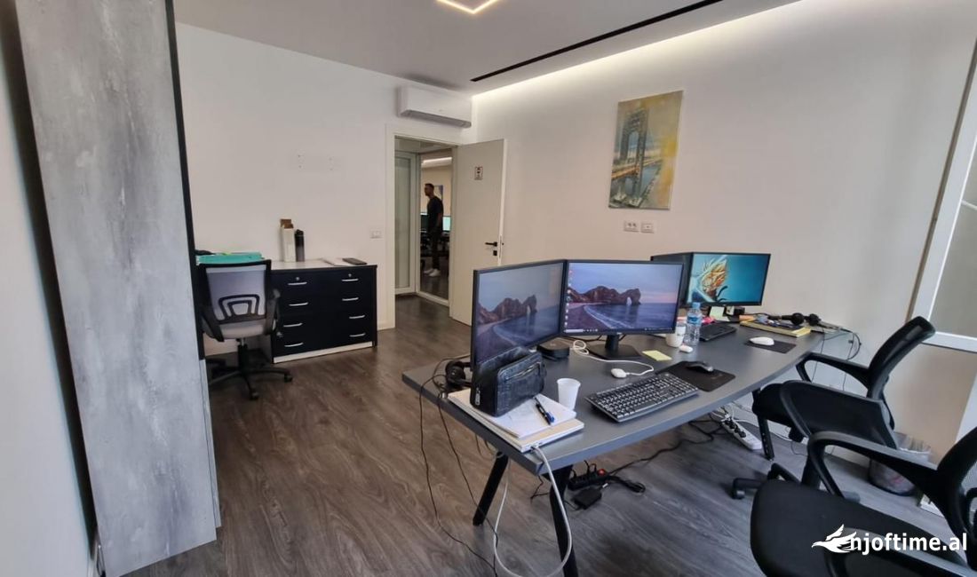 Ambient per zyra me qira Komuna e Parisit 1500 euro