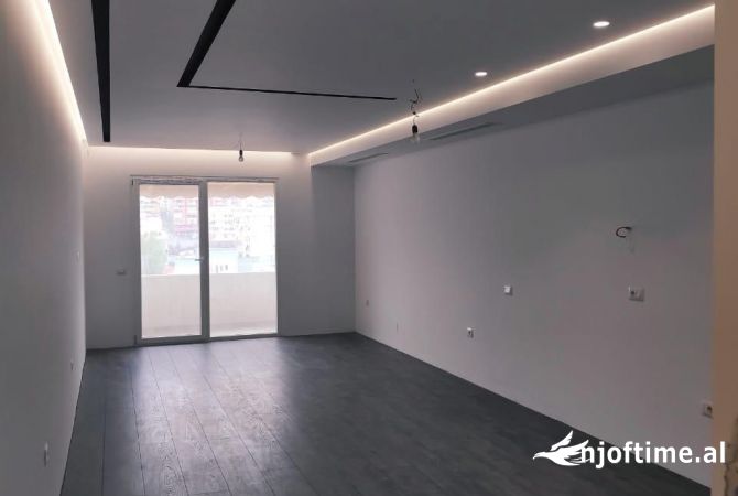 Ambiente Commerciale in Affitto 3+1 a Tirana - 1,500 Euro