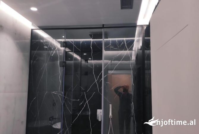 Ambiente Commerciale in Affitto 3+1 a Tirana - 1,500 Euro