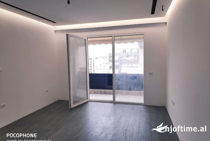 Ambient per zyra me qira Komuna e Parisit 1500 euro