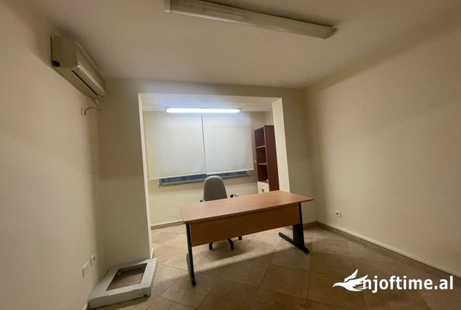 Ambiente Commerciale in Affitto 3+1 a Tirana - 600 Euro