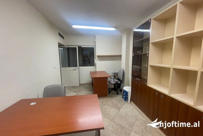 Ambiente Commerciale in Affitto 3+1 a Tirana - 600 Euro