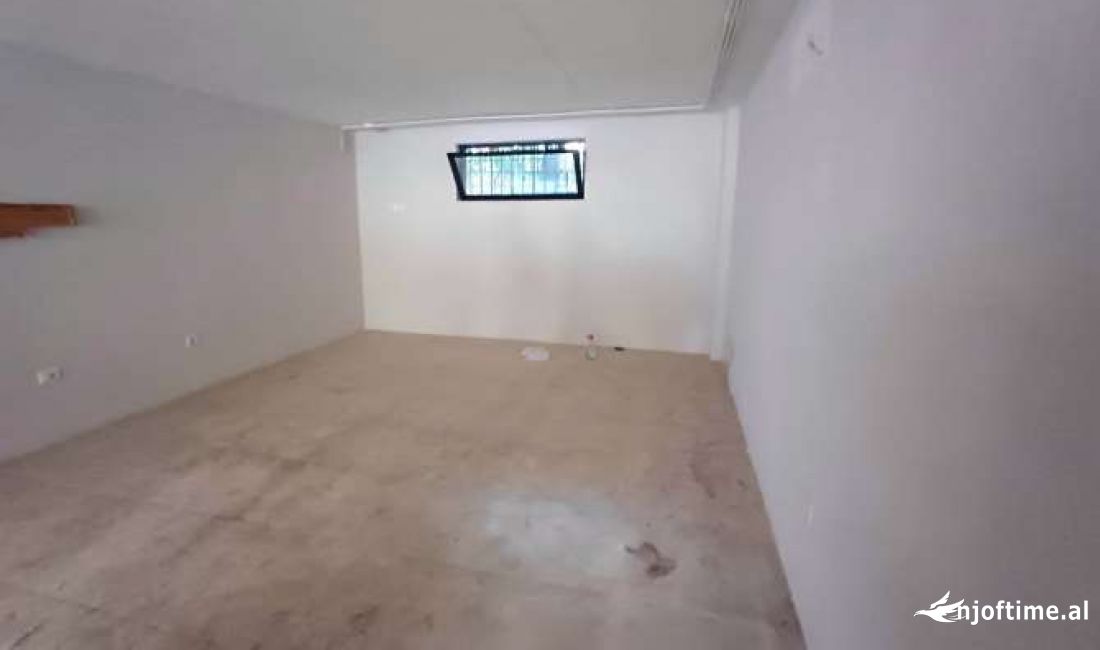 Ambient Biznesi per qira ne Bllok 1300 euro 