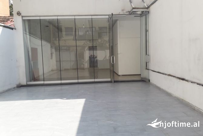 Ambiente Commerciale in Affitto 1+1 a Tirana - 1,000 Euro