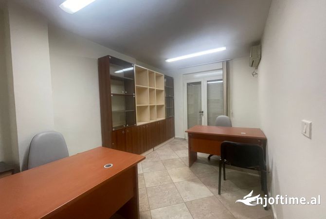 Ambiente Commerciale in Affitto 3+1 a Tirana - 600 Euro