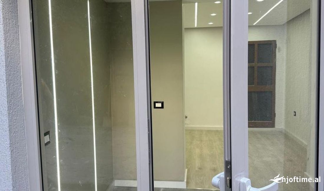 Dyqan me qira prane 21 dhjetorit 400 euro