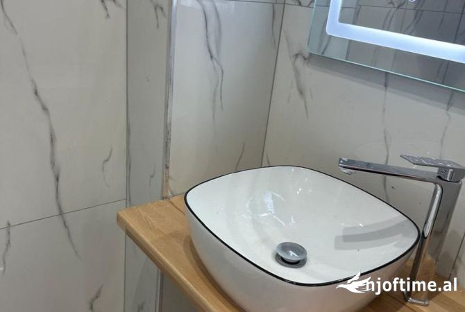 Ambiente Commerciale in Affitto 1+1 a Tirana - 400 Euro