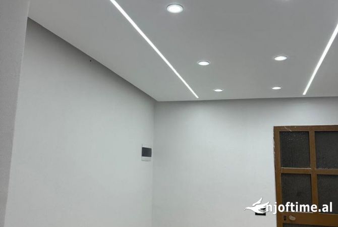 Dyqan me qira prane 21 dhjetorit 400 euro