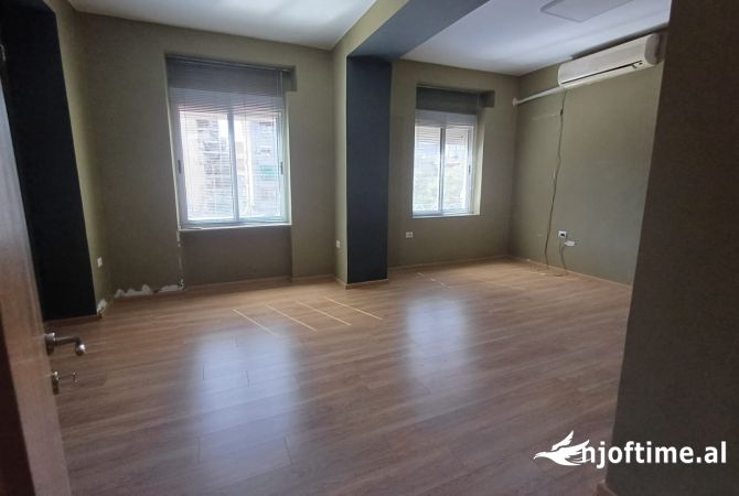 Ambiente Commerciale in Affitto 3+1 a Tirana - 800 Euro