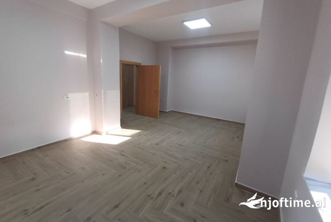 Ambiente Commerciale in Affitto 3+1 a Tirana - 800 Euro