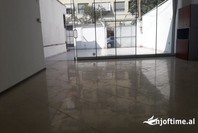 Ambiente Commerciale in Affitto 4+1 a Tirana - 1,000 Euro