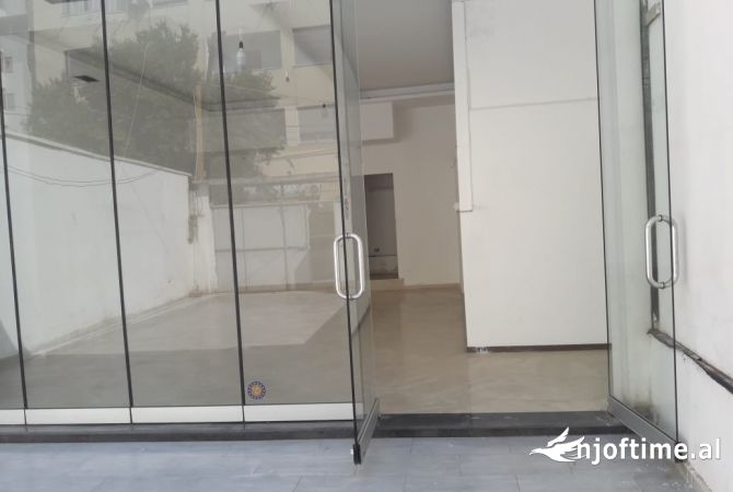Ambiente Commerciale in Affitto 4+1 a Tirana - 1,000 Euro