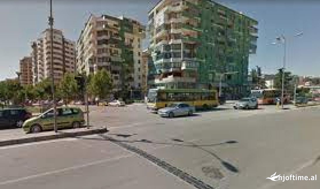 Shitet Dyqan prane Pallatit me Shigjeta