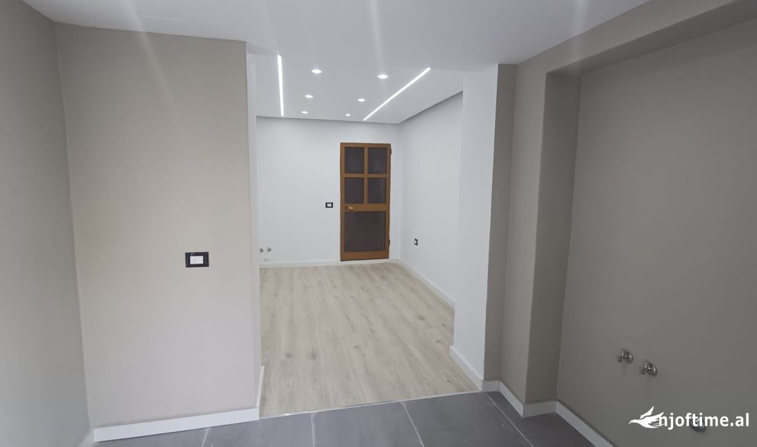 Zyre me qira prane 21 dhjetorit 350 euro