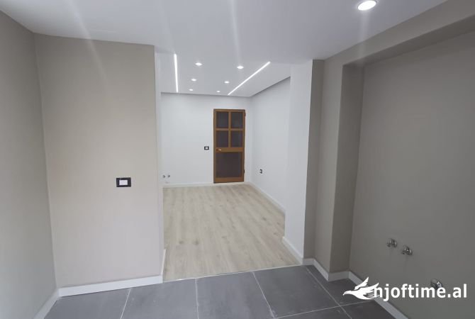 Ambiente Commerciale in Affitto 3+1 a Tirana - 350 Euro