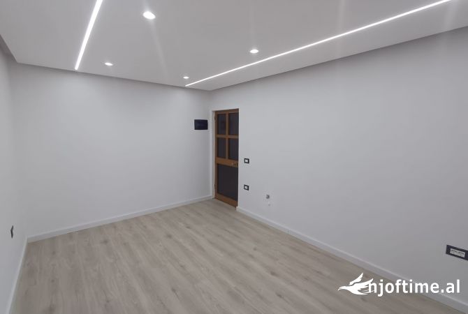 Ambiente Commerciale in Affitto 1+1 a Tirana - 750 Euro