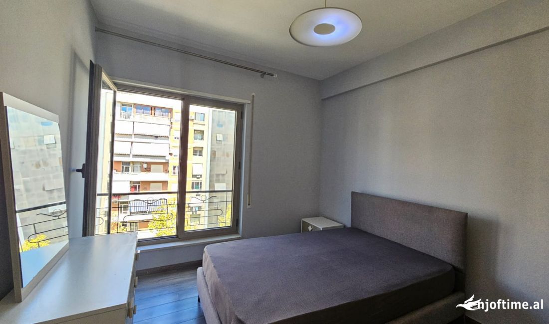 Shtepi me qera Apartament ne Tirane, 3+1, Mobilimi E mobiluar, Pagesa 1,000  Euro.