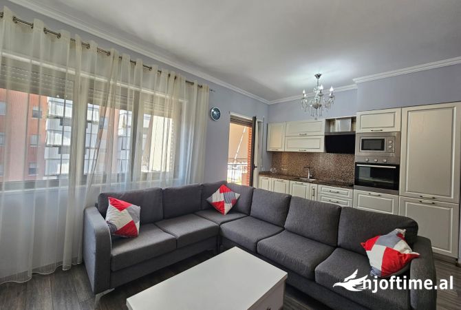 Shtepi me qera Apartament ne Tirane, 3+1, Mobilimi E mobiluar, Pagesa 1,000  Euro.