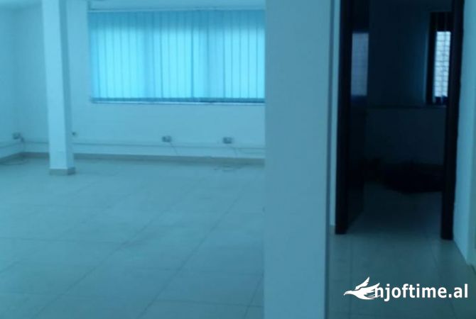 Ambiente Commerciale in Affitto 1+1 a Tirana - 1,500 Euro