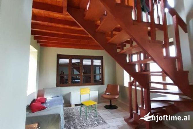 Ambiente Commerciale in Affitto 5+1 a Tirana - 5,000 Euro