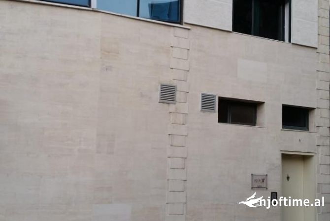 Ambiente Commerciale in Affitto 1+1 a Tirana - 1,500 Euro