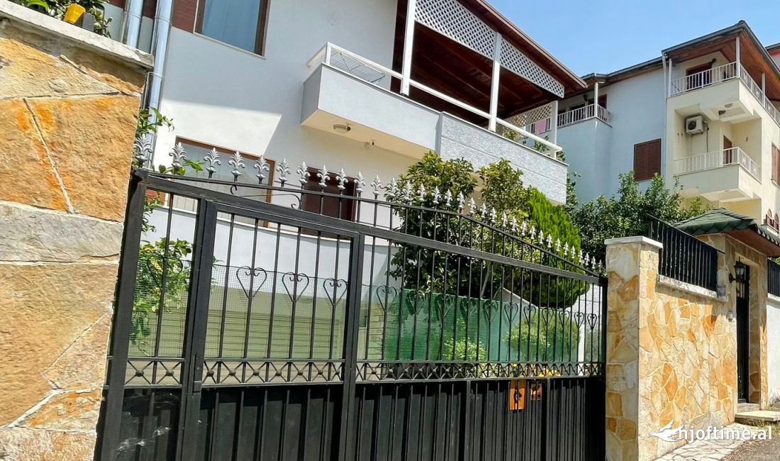 Shtepi ne shitje Vila Luksoze ne Tirane, 5+1, Mobilimi E mobiluar, Pagesa 600,000  Euro.