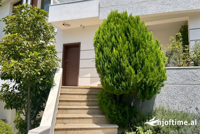 Shtepi ne shitje Vila Luksoze ne Tirane, 5+1, Mobilimi E mobiluar, Pagesa 600,000  Euro.