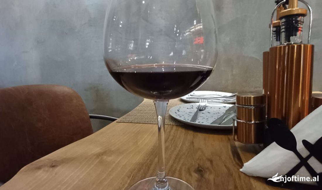 Bar-Lounge me qira prane Myslym Shyrit 3.500 euro