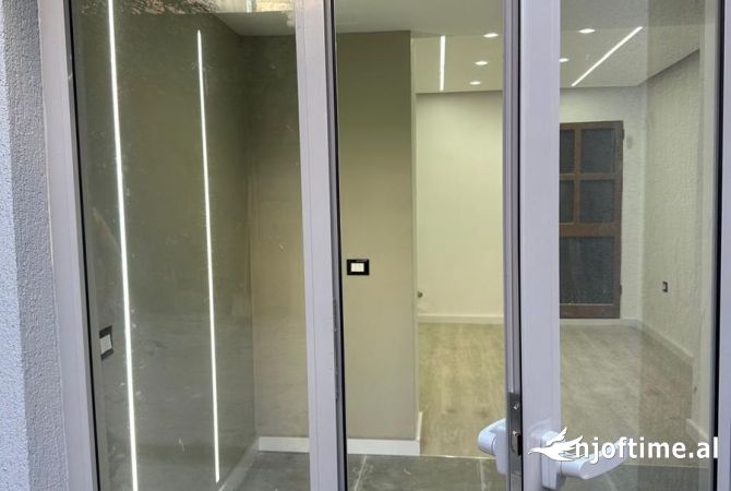Ambiente Commerciale in Affitto 1+1 a Tirana - 400 Euro