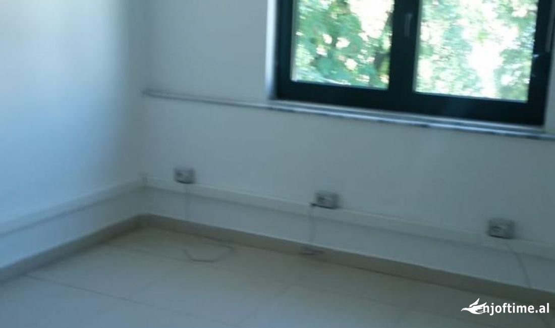 Objekt biznesi 3-kateshe me qira  Brryli 1500 euro