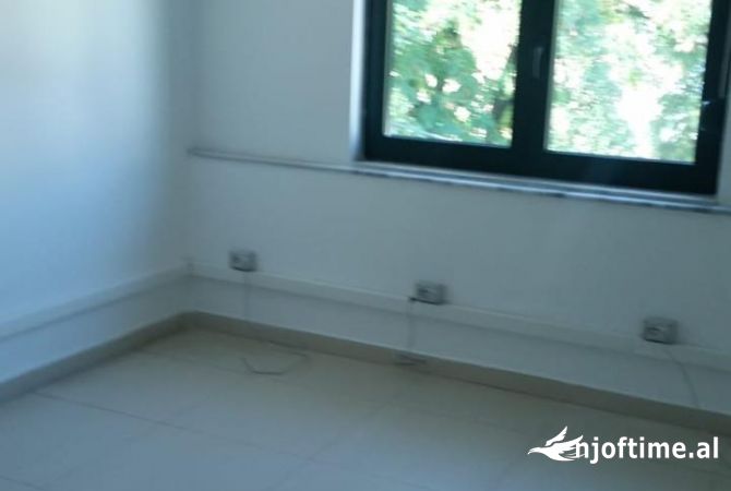 Ambiente Commerciale in Affitto 1+1 a Tirana - 1,500 Euro