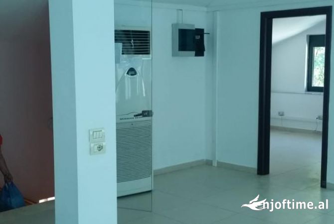 Ambiente Commerciale in Affitto 1+1 a Tirana - 1,500 Euro