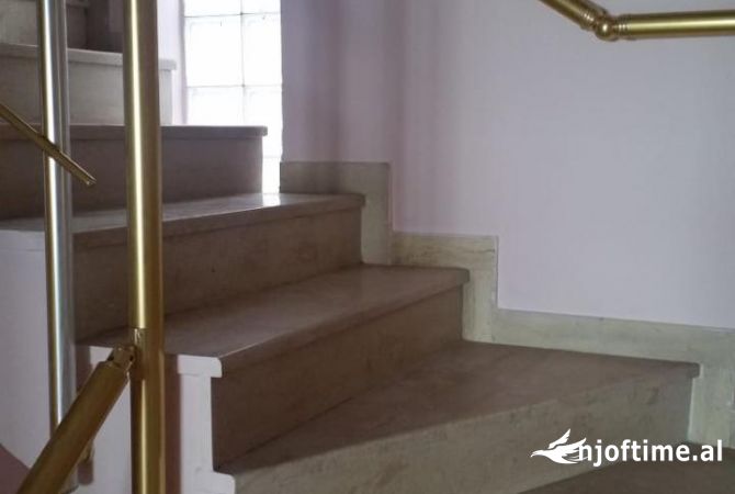 Objekt biznesi 3-kateshe me qira  Brryli 1500 euro