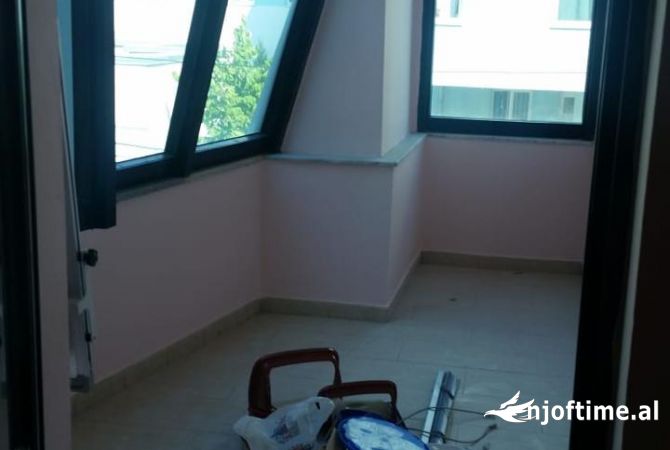 Objekt biznesi 3-kateshe me qira  Brryli 1500 euro