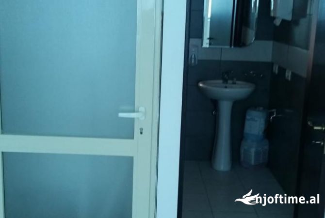 Objekt biznesi 3-kateshe me qira  Brryli 1500 euro