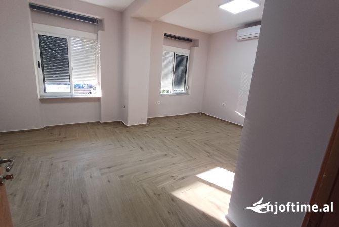 Ambiente Commerciale in Affitto 3+1 a Tirana - 800 Euro
