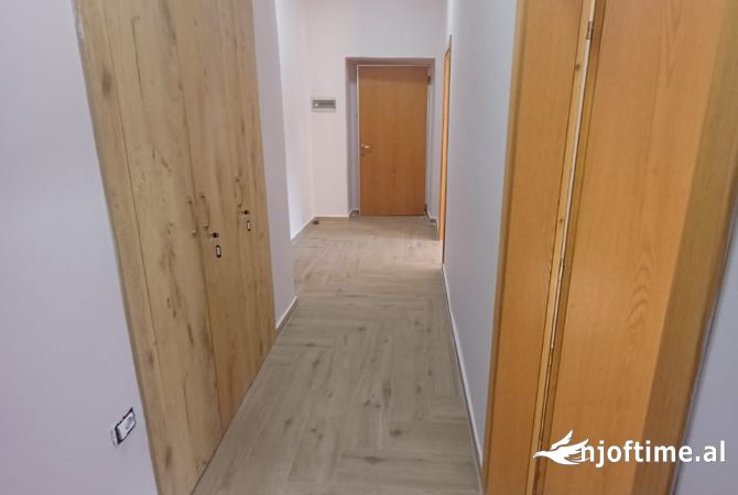 Ambient per Zyra me qira prane Tajvanit  800 euro