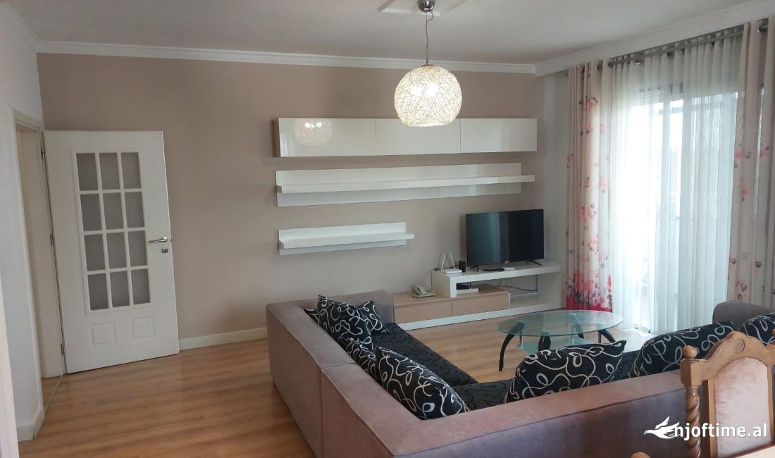 Shtepi me qera Apartament ne Tirane, 3+1, Mobilimi E mobiluar, Pagesa 750  Euro.