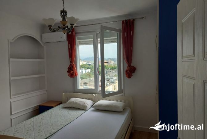 Shtepi me qera Apartament ne Tirane, 3+1, Mobilimi E mobiluar, Pagesa 750  Euro.