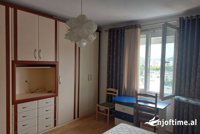 Shtepi me qera Apartament ne Tirane, 3+1, Mobilimi E mobiluar, Pagesa 750  Euro.