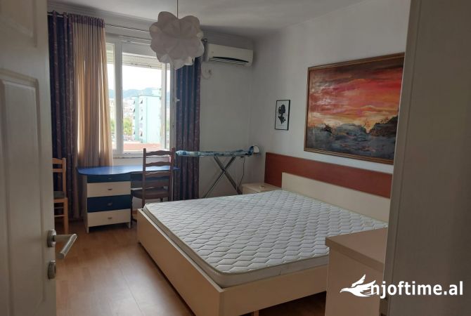 Shtepi me qera Apartament ne Tirane, 3+1, Mobilimi E mobiluar, Pagesa 750  Euro.